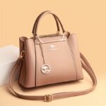 ⁦Women's Stylish Black Handbag with Golden-Tone Hardware & Detachable Shoulder Strap - High Quality, Lightweight, and Elegant Design for Everyday Use, Designer Handbags⁩ - الصورة ⁦6⁩