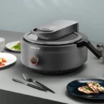 Household cooking robot automatically stir-fries over high heat without oil smoke